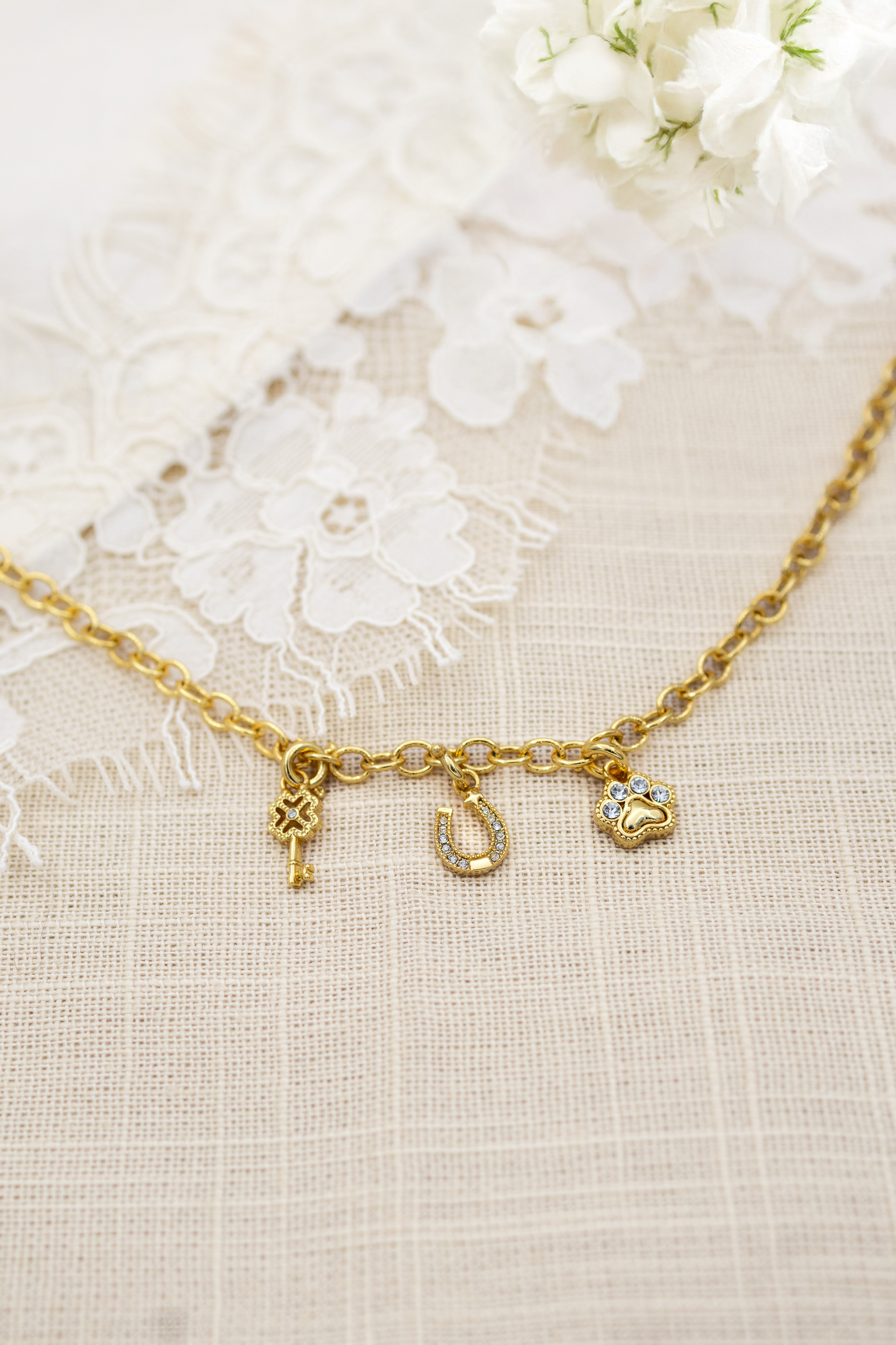 Fortuna horseshoe charm