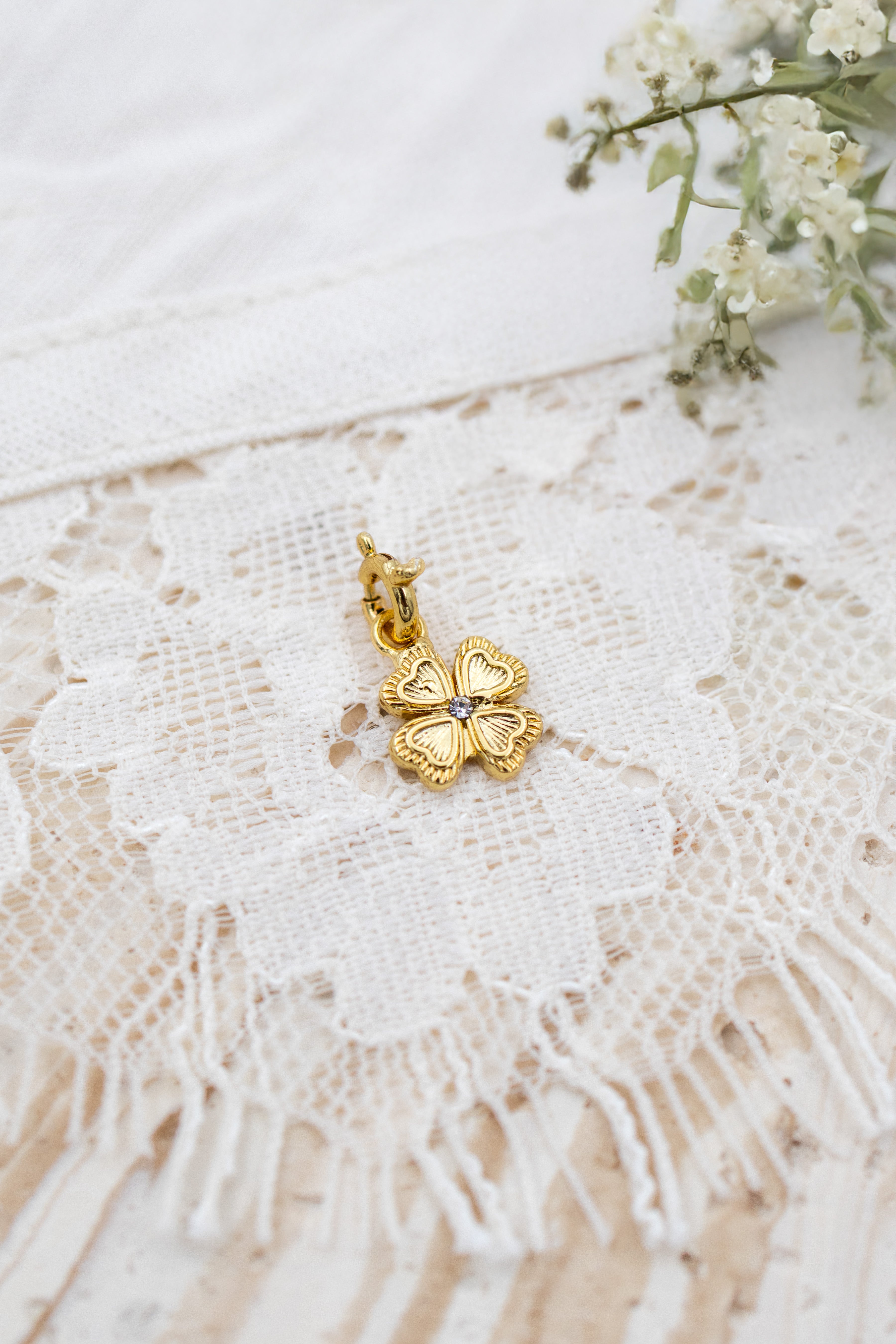 Fortuna clover charm
