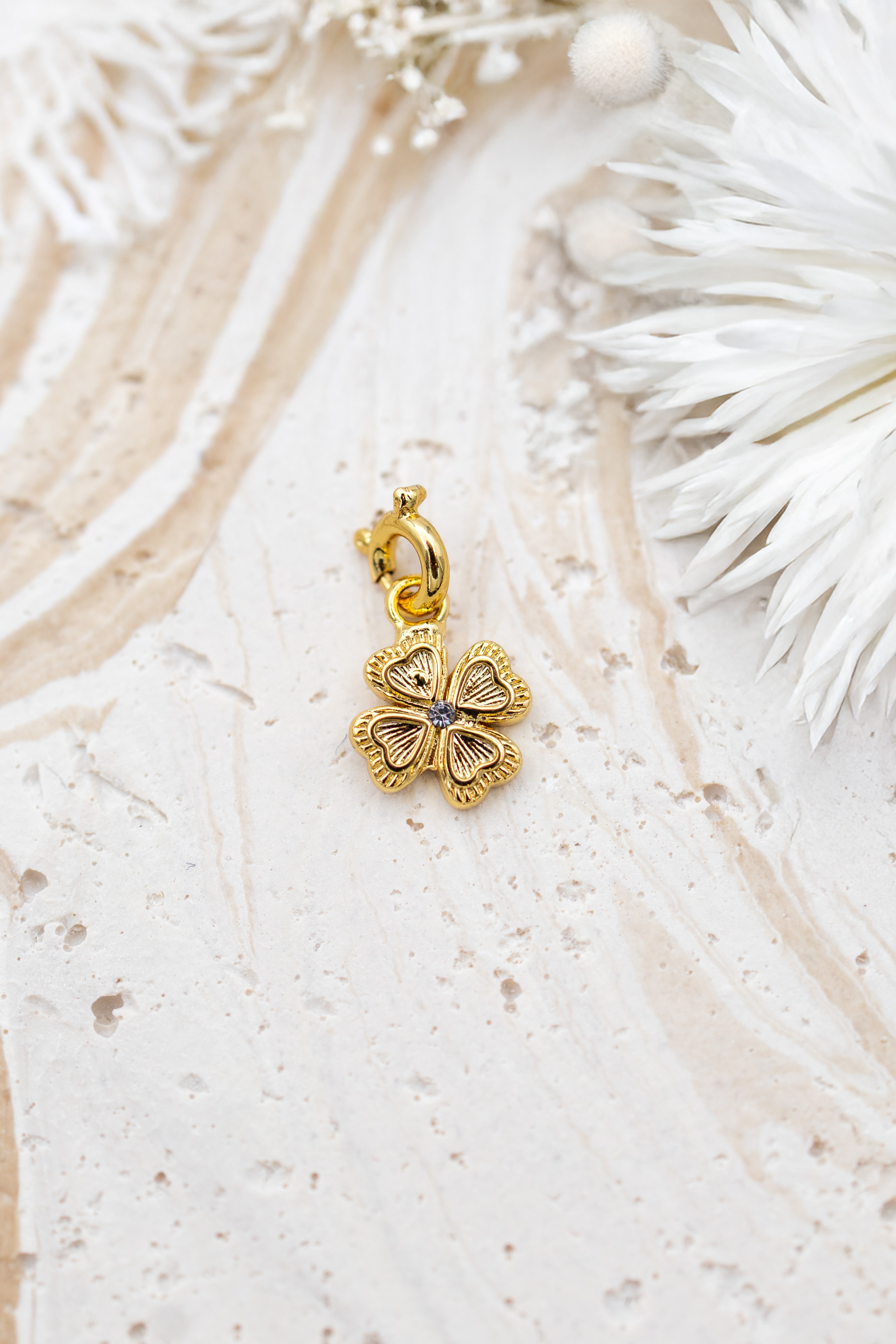 Fortuna clover charm